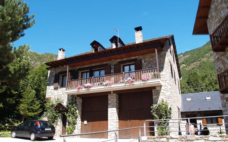 Casa La Comella y Apartamentos La Llucana
