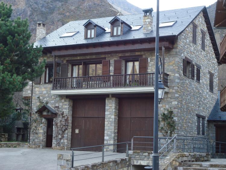 casa-la-comella-y-apartamentos-la-llucana-1