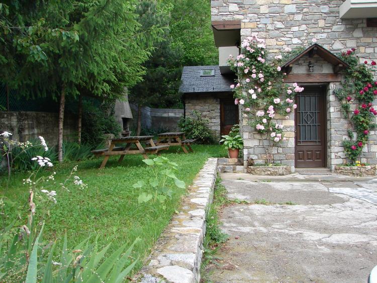 casa-la-comella-y-apartamentos-la-llucana-2
