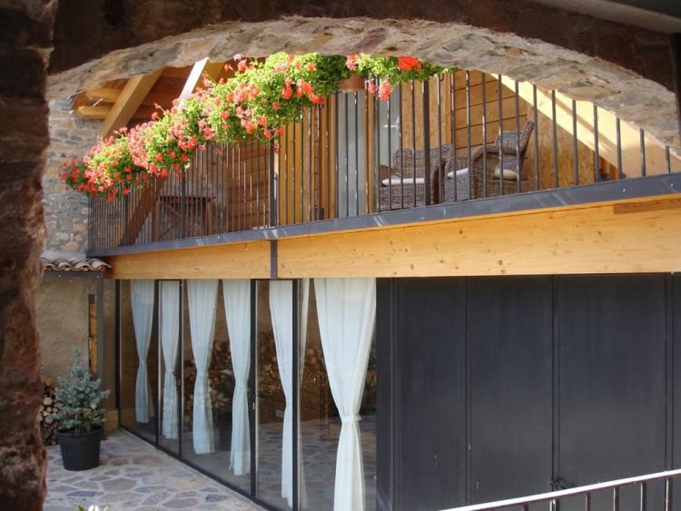 lestisora-y-lo-galliner-de-casa-lhereu-1